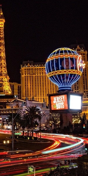 Las vegas la nuit, on peu y voir une partie de la reproduction de la tour effel
