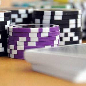Des jetons de poker violet et noir de tournois et des cartes
