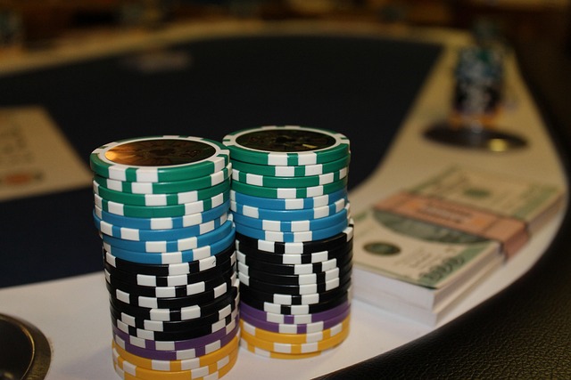 2 piles de jeton sur une table de poker avec une pile d'argent  à droite