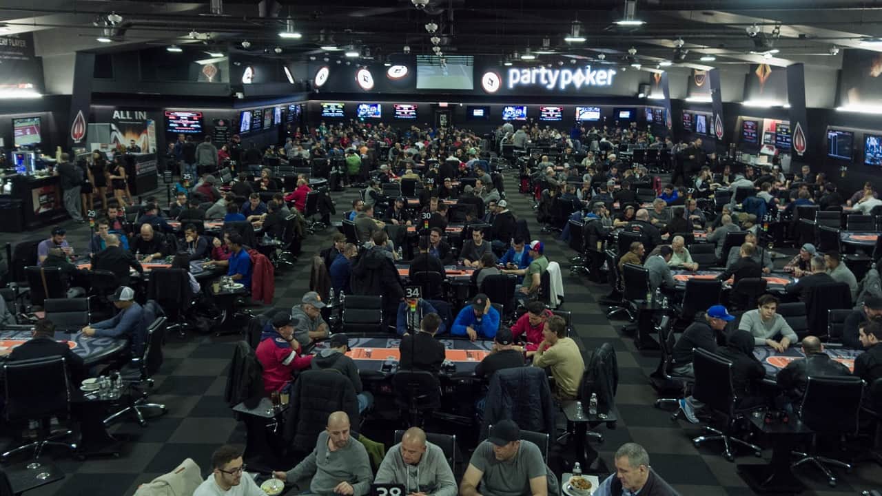 Grande salle avec beaucoup de table de poker au playground.